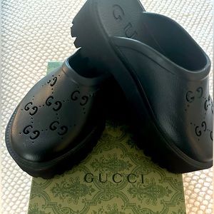 Adorable beyond Gucci black rubber clogs mules. Size 39
